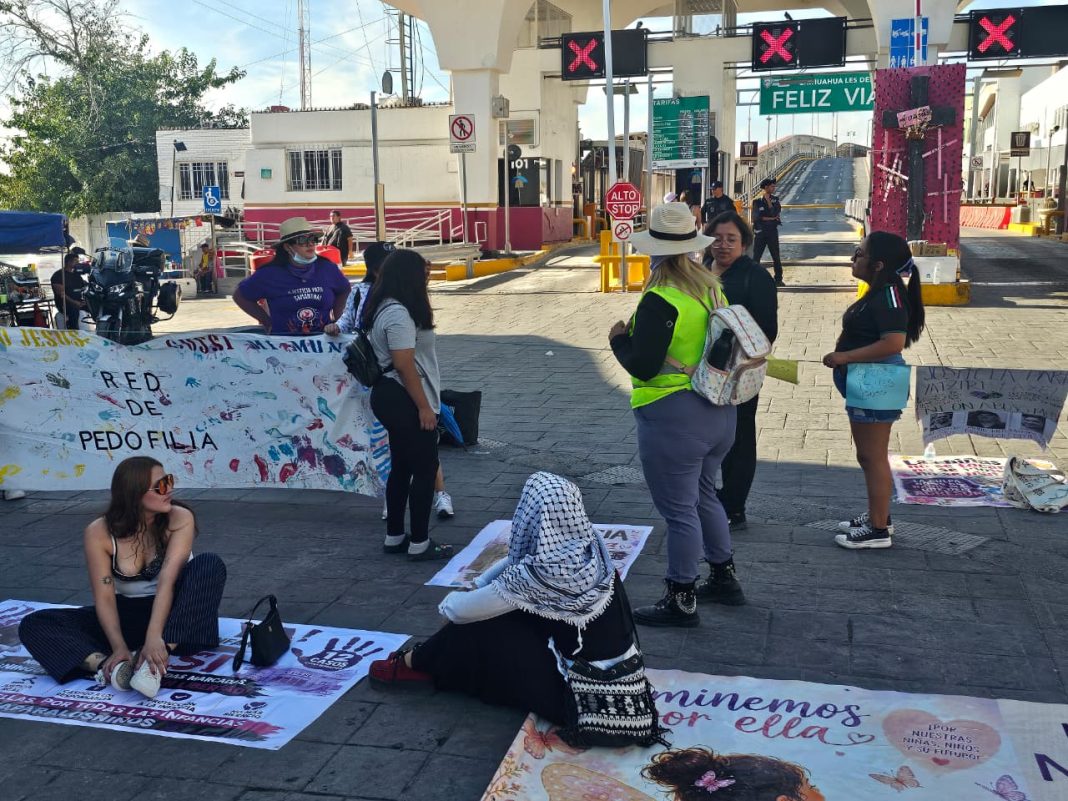 Bloquean puente internacional; “¡Ni una niña abusada más!” Bloquean puente internacional; “¡Ni una niña abusada más!”