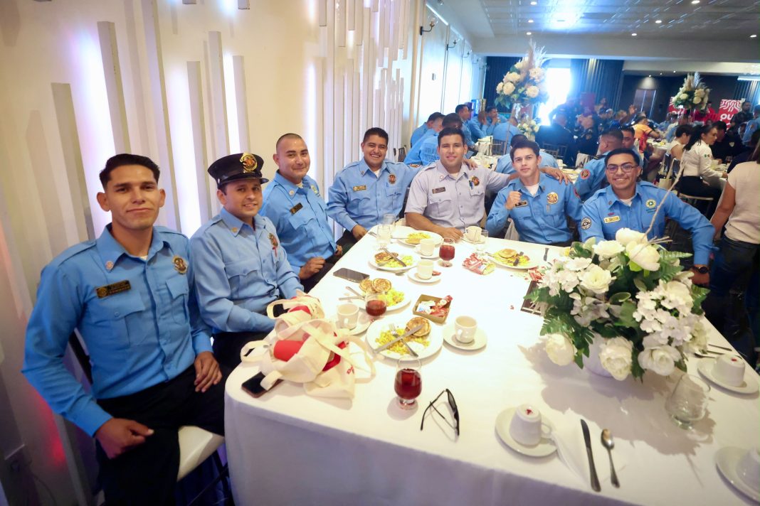 Reconocen valentía de bomberos de Ciudad Juárez Reconocen valentía de bomberos de Ciudad Juárez