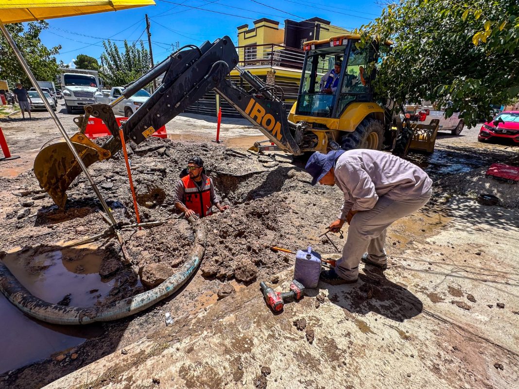 Reparan fuga de agua potable en Pradera Dorada Reparan fuga de agua potable en Pradera Dorada
