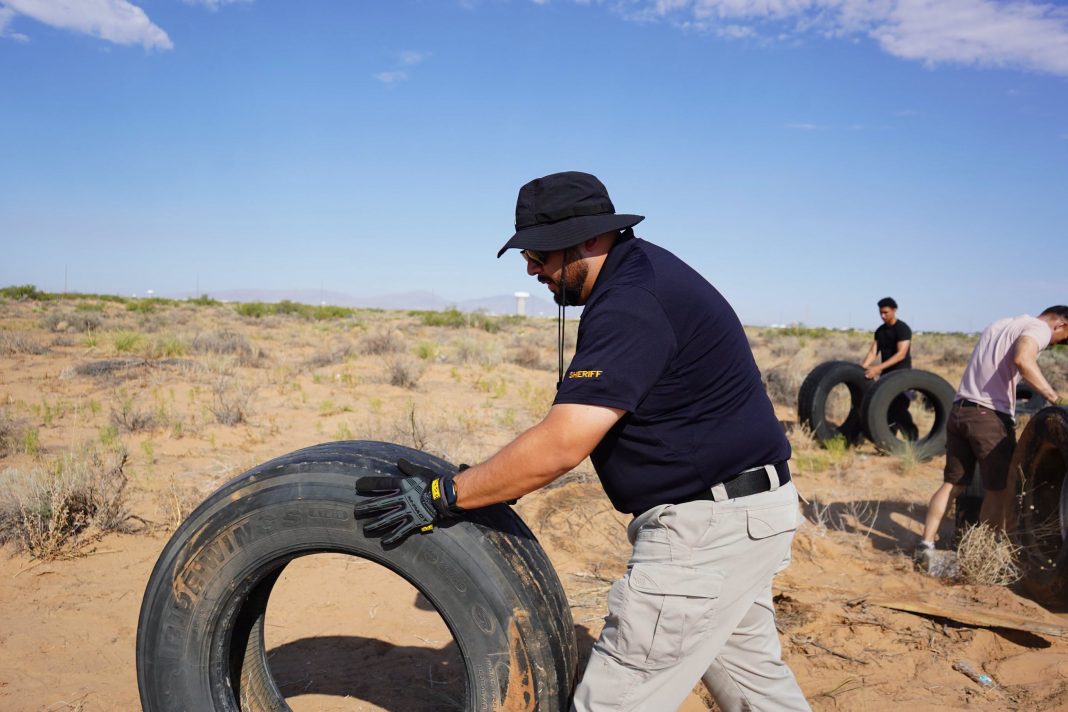 Retiran Sheriff y Ejército mil llantas en el desierto Retiran Sheriff y Ejército mil llantas en el desierto